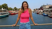Wieder in der Heimat: Nele Reimer (25), hier an der Bahnhofsbrücke in Warnemünde.  © Quelle: Stefan Ehlers